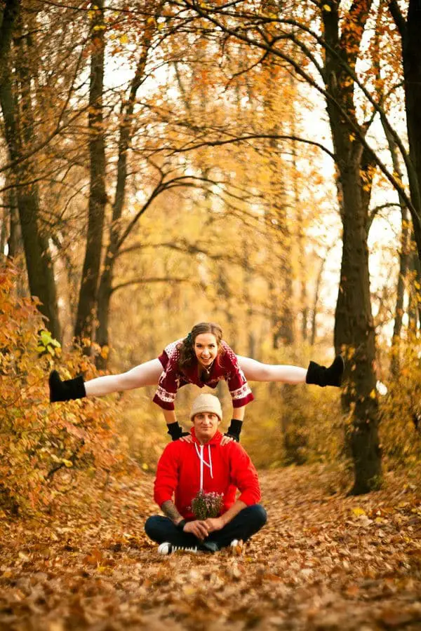30 Fall Engagement Photo Session Ideas