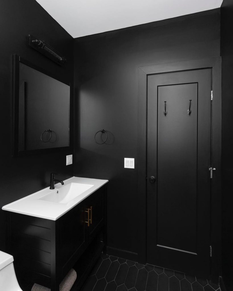 28 Exquisite Black Bathroom Design Ideas