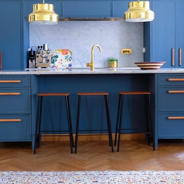 24 Royal and Warm Blue Kitchen Design Ideas
