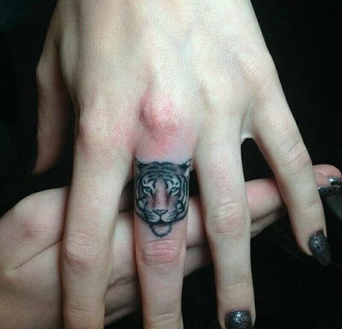 finger-tattoo-inspiration25