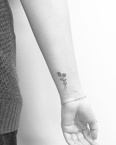 27 Subtle Small Flower Tattoos