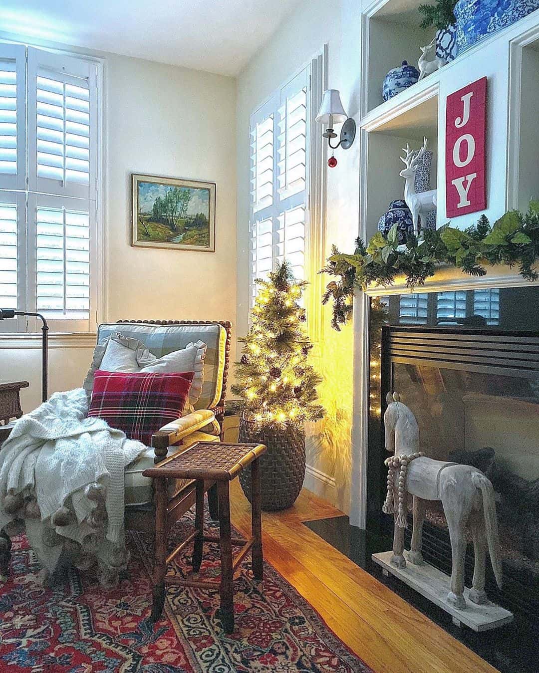 22 Festive Mantel Decoration Ideas For Christmas 22 Festive Mantel Decoration Ideas For Christmas