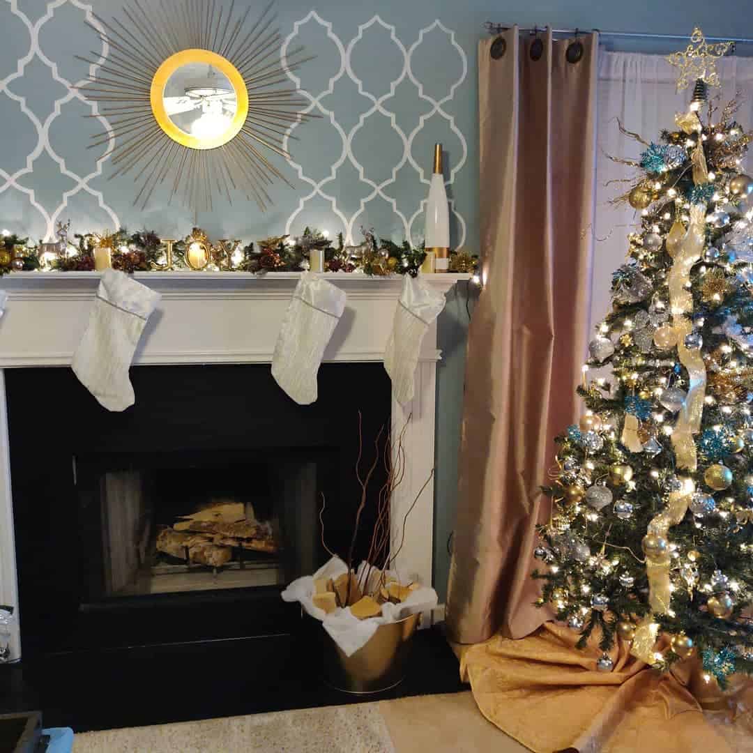 22 Festive Mantel Decoration Ideas For Christmas 22 Festive Mantel Decoration Ideas For Christmas