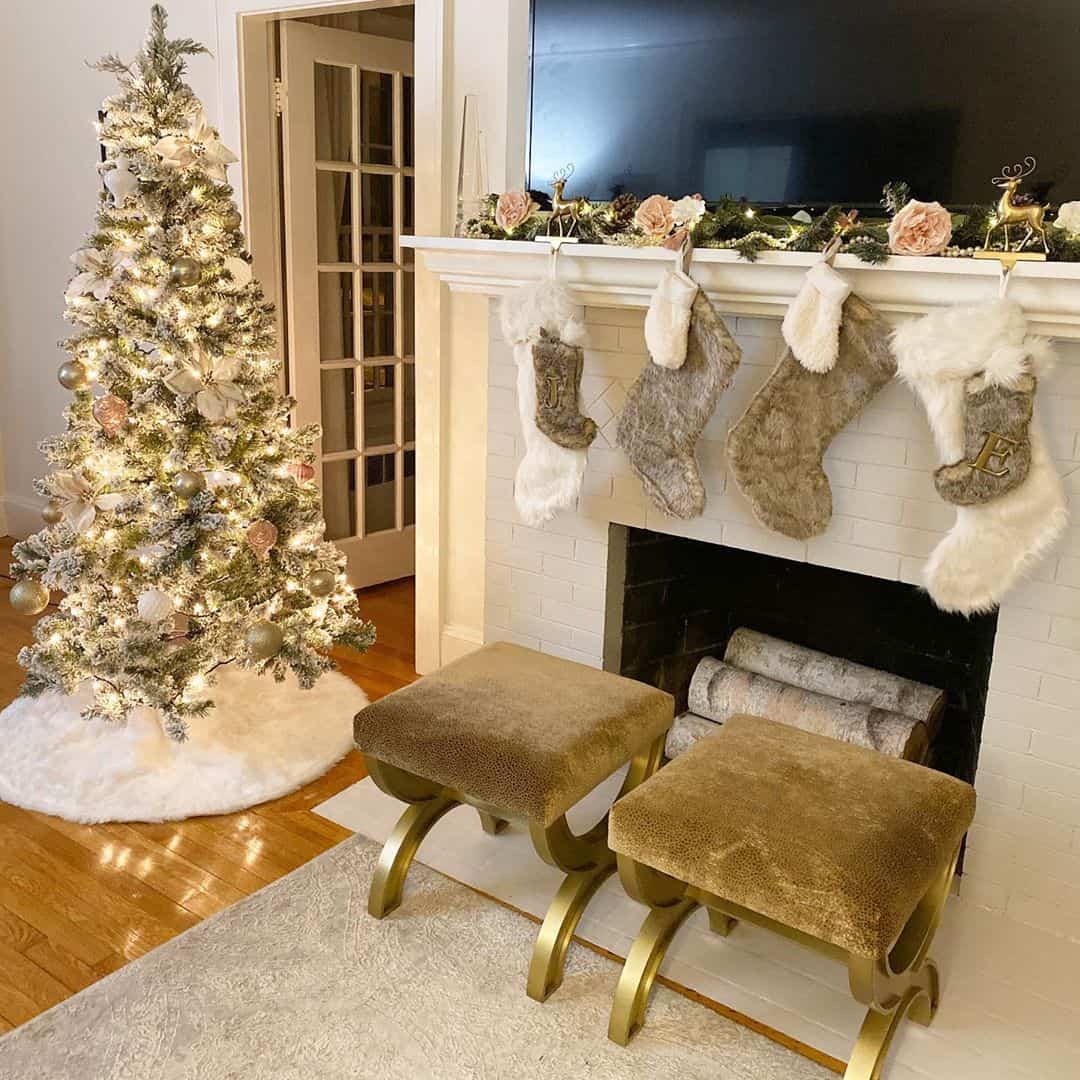 22 Festive Mantel Decoration Ideas For Christmas 22 Festive Mantel Decoration Ideas For Christmas