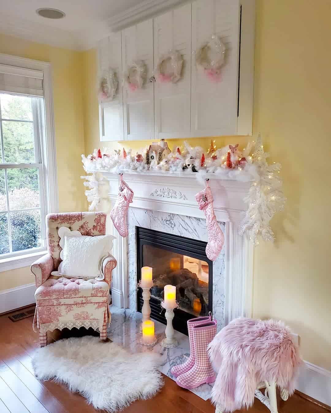 22 Festive Mantel Decoration Ideas For Christmas 22 Festive Mantel Decoration Ideas For Christmas