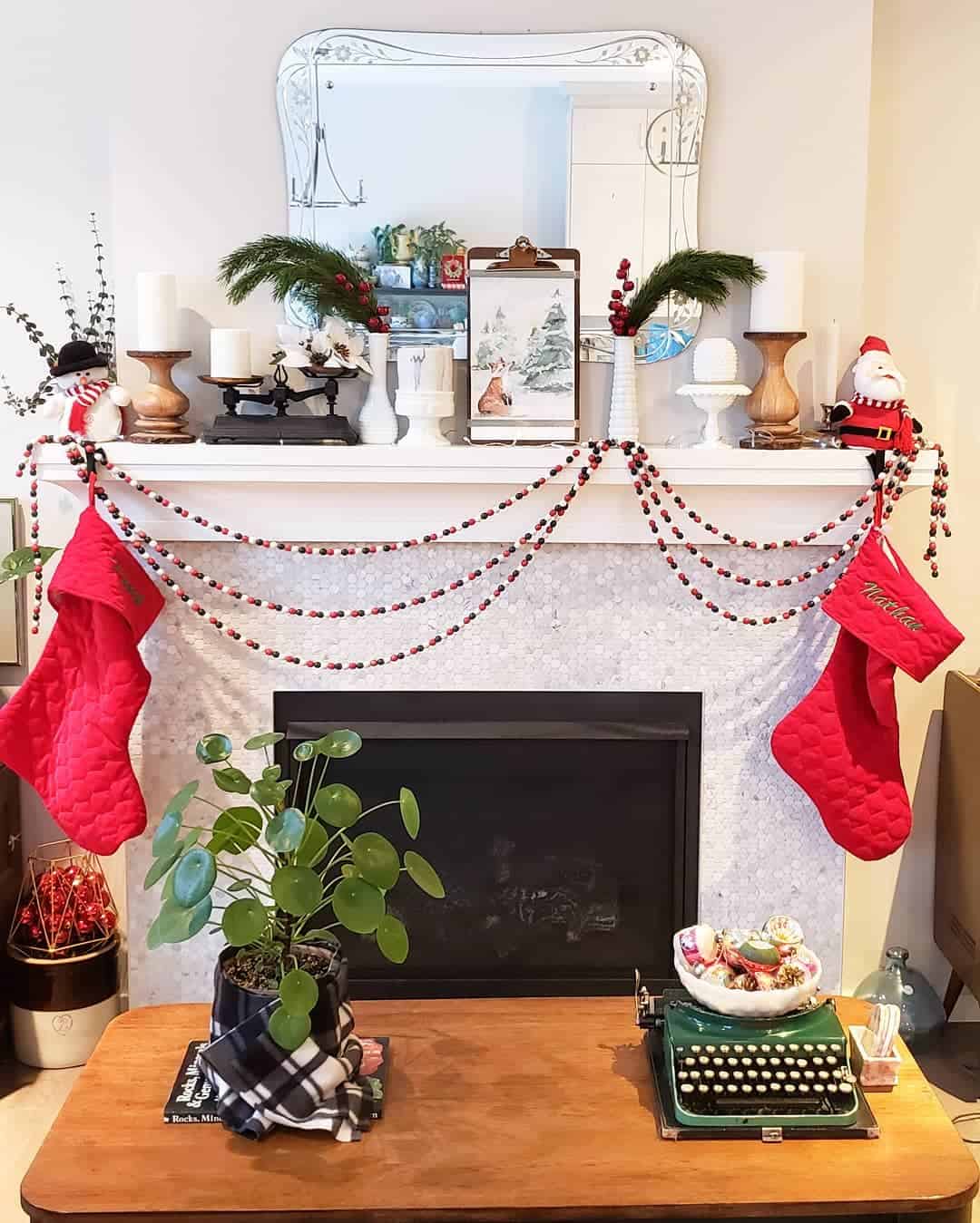 22 Festive Mantel Decoration Ideas For Christmas 22 Festive Mantel Decoration Ideas For Christmas
