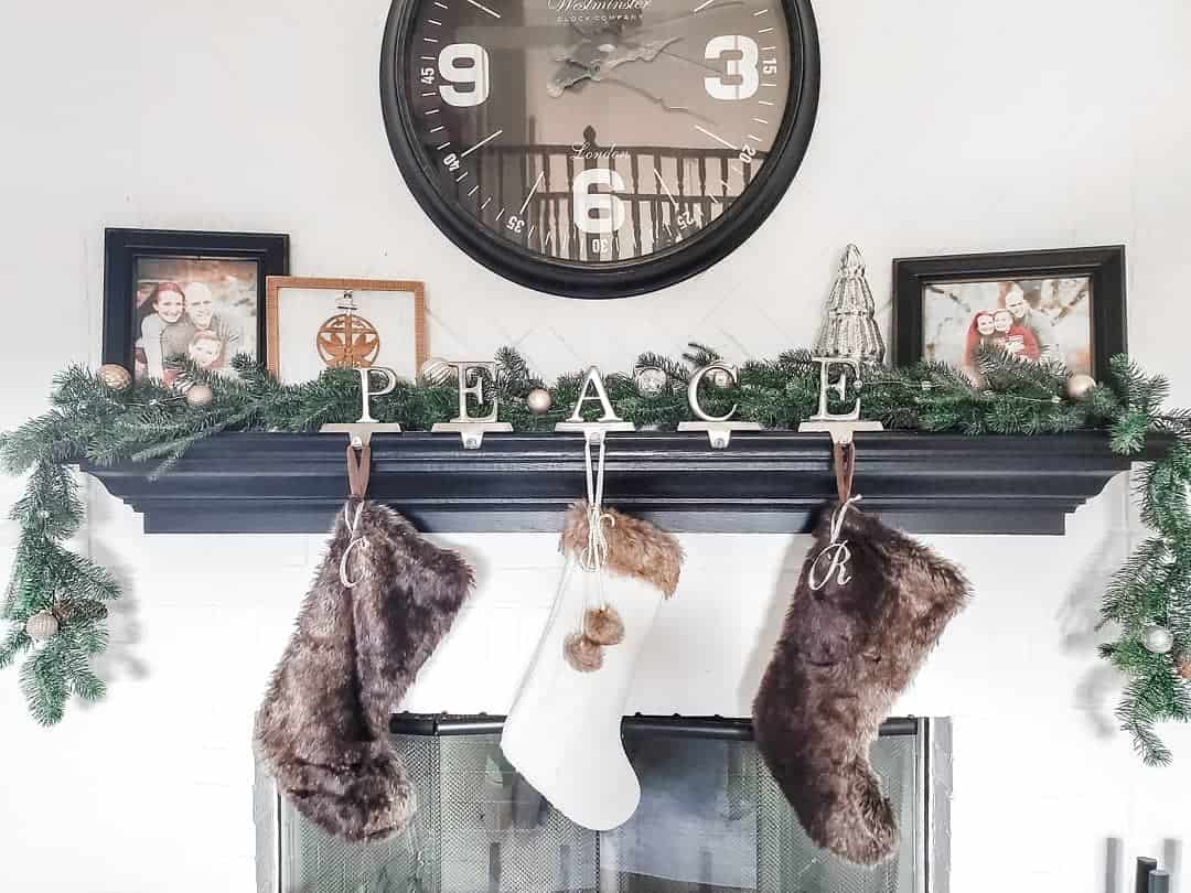 22 Festive Mantel Decoration Ideas For Christmas 22 Festive Mantel Decoration Ideas For Christmas