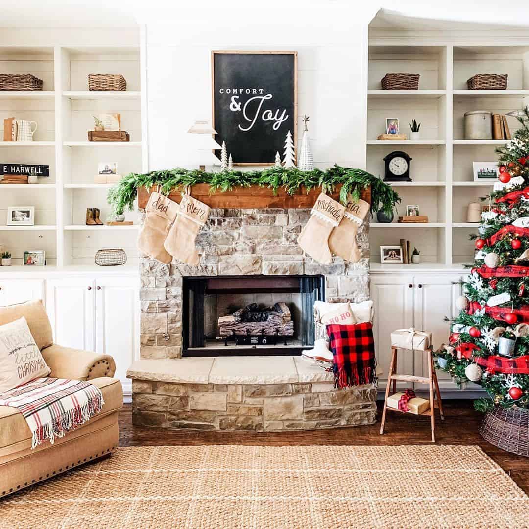 22 Festive Mantel Decoration Ideas For Christmas 22 Festive Mantel Decoration Ideas For Christmas