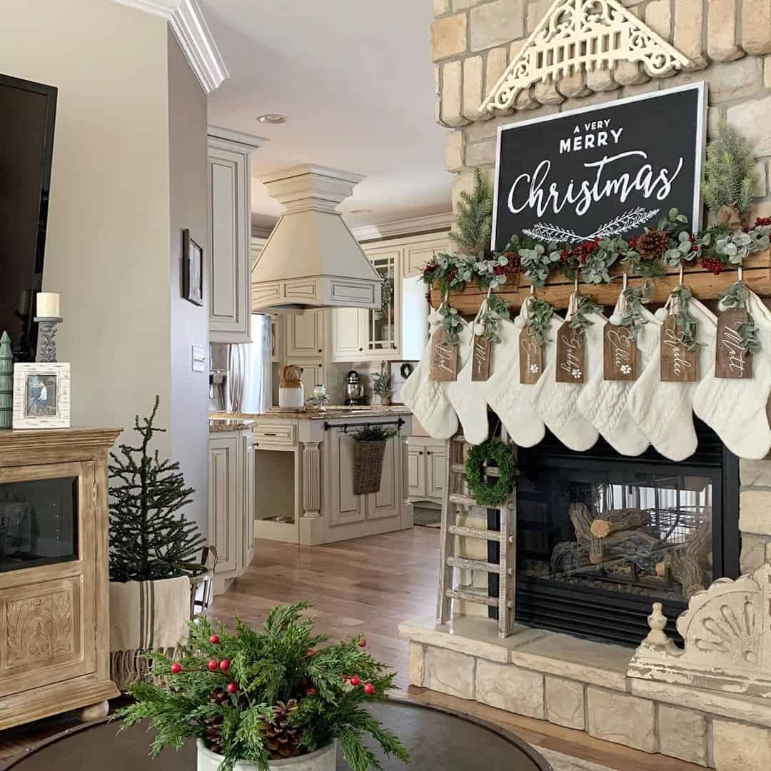 22 Festive Mantel Decoration Ideas For Christmas 22 Festive Mantel Decoration Ideas For Christmas