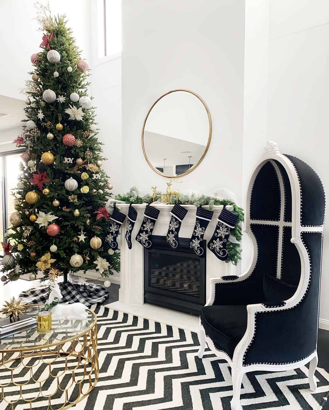 22 Festive Mantel Decoration Ideas For Christmas 22 Festive Mantel Decoration Ideas For Christmas