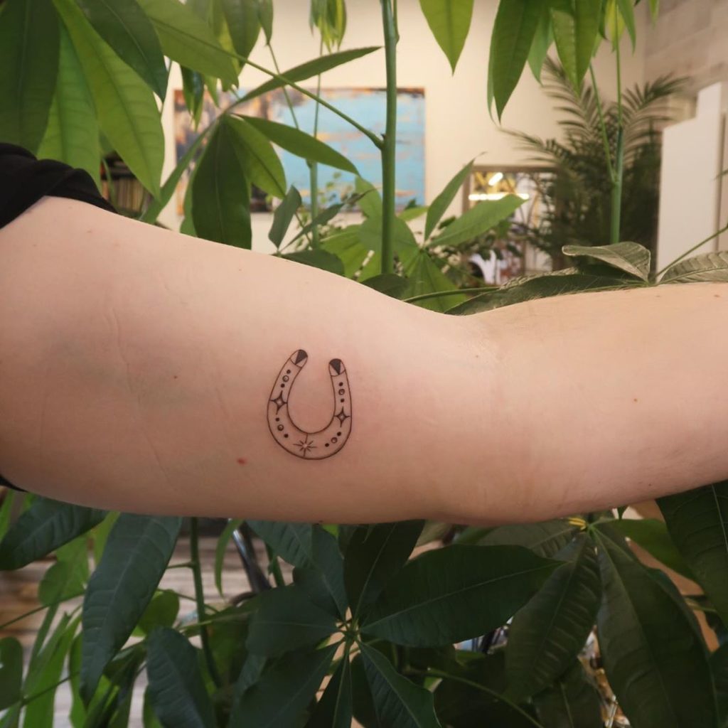 20 Distinguished Horseshoe Tattoo Ideas and Meanings