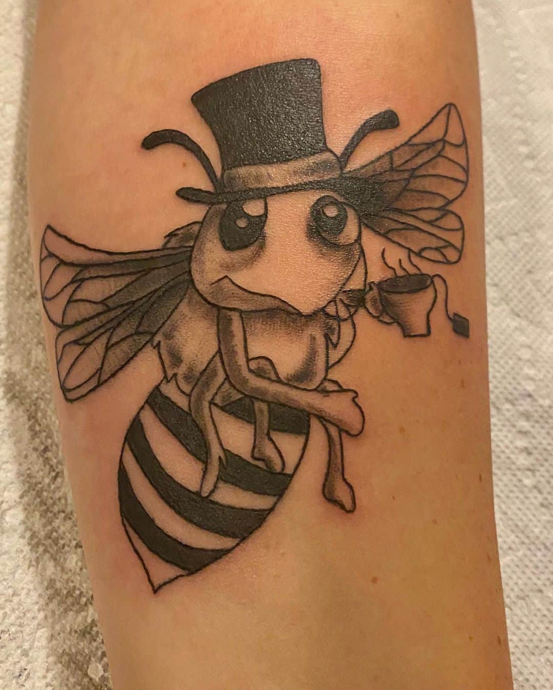 24 Cute and Beautiful Bee Tattoo Examples