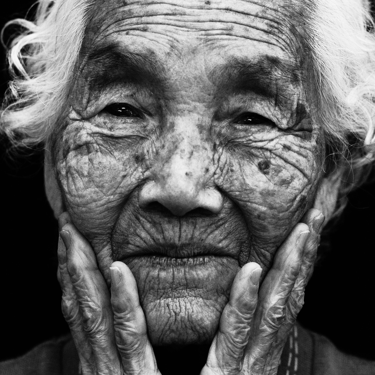 a beautiful portrait of an old woman in black and white photo